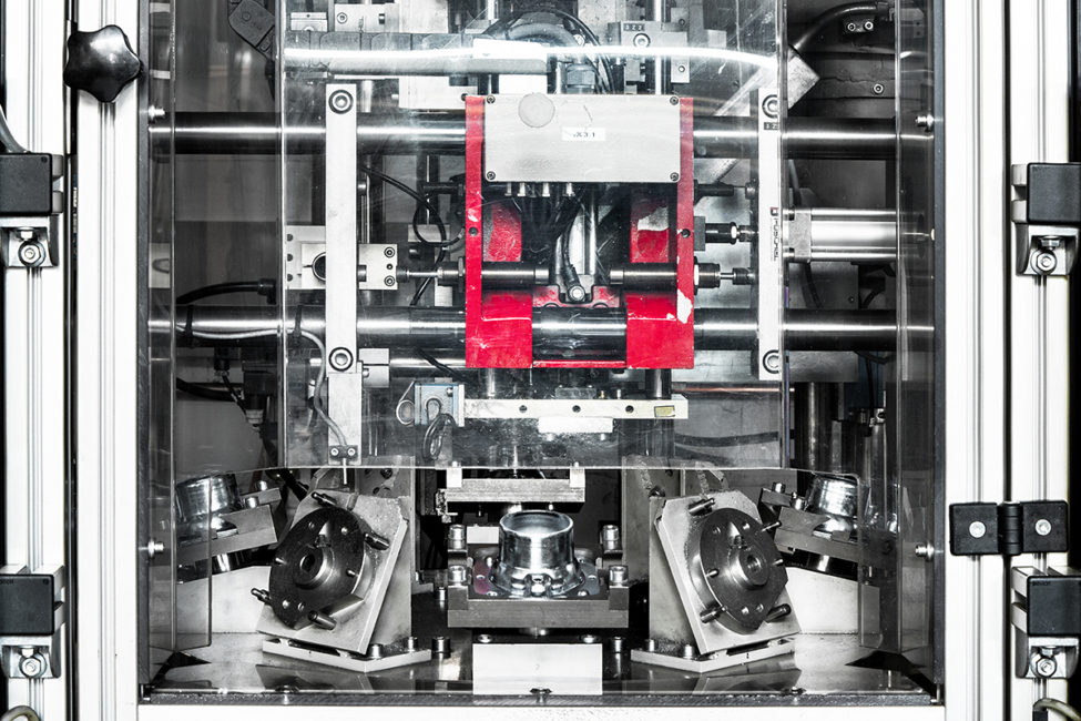 paul-brueser-gmbh-produktion-schuler-presse-stanze-maschine-werkzeug-teile-herstellung-fertigung-maschine-werkzeug-parallax